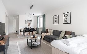 Spacious Downtown Apt With Balcony - Hosts 10
